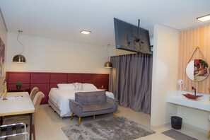 Premium tweepersoonskamer | Een minibar, een bureau, verduisterende gordijnen