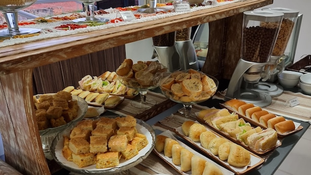 En buffé med ett varierat utbud av mat, inklusive bakverk, bröd och desserter.
