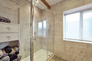 Dusche, Haartrockner, Bademäntel, Handtücher