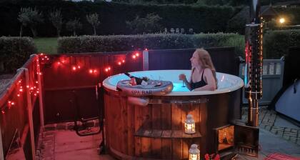 Beautiful barn with private log fired hot tub overlooking the North Downs.