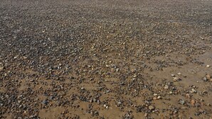 A pebbly beach with a clear sky. - Oak Cottage: A Breathtaking Barn Retreat with a Private Log-Fired Hot Tub (maidstone)