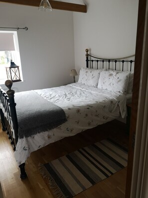 3 makuuhuonetta, äänieristys, silitysrauta/-lauta, vauvan matkasänky