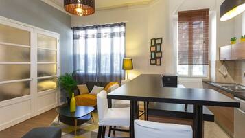 Télévision, livres, chaîne hi-fi, espaces bureaux