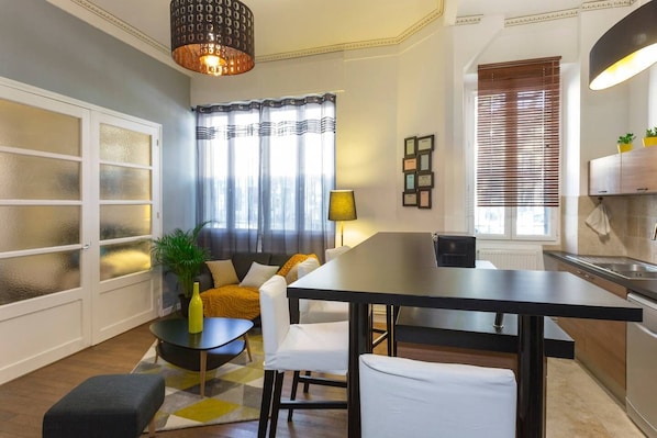 Télévision, livres, chaîne hi-fi, espaces bureaux