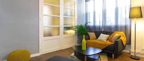 Televisión, libros, estéreo y oficina