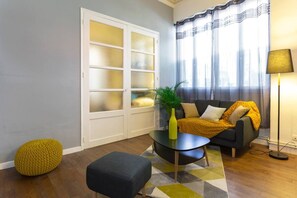 Televisión, libros, estéreo y oficina 