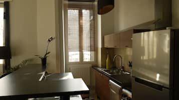 Réfrigérateur, micro-ondes, four, plaque de cuisson