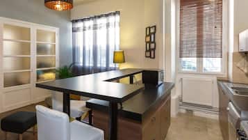 Réfrigérateur, micro-ondes, four, plaque de cuisson