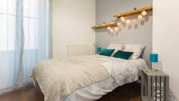 2 chambres, bureau, fer et planche à repasser, lit parapluie