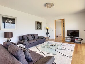 TV - Villa Vitória by LovelyStay (Funchal)