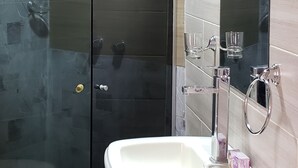 Apartment, 3 Bedrooms | Bathroom | Shower, free toiletries, towels - Portal Rent Apart 1 (Cochabamba)