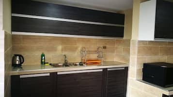 Peti sejuk/penyejuk beku saiz penuh, ketuhar gelombang mikro, dapur