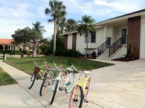 Property grounds - Beautiful Water Views, 10-min Walk to Beach, 6-min Walk to Restaurants, 5 Bikes (Marco Island)