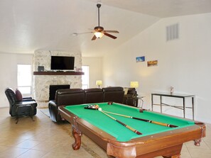 Games room - Beautiful Water Views, 10-min Walk to Beach, 6-min Walk to Restaurants, 5 Bikes (Marco Island)