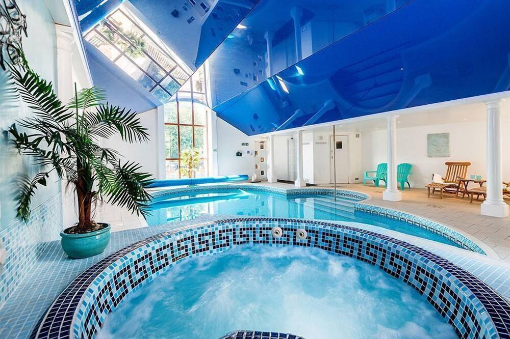 Cider Barn with Log Burner, Indoor Pool & Spa Access - sleeps 4 guests in 2 bedrooms