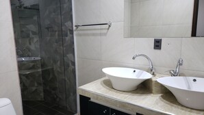 Luxury Apartment, 2 Bedrooms | Bathroom | Shower, free toiletries, towels - Portal Rent Apart 2 (Cochabamba)
