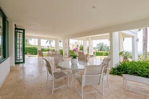 Outdoor dining - Beautiful Home - Rooftop - Private Jacuzzi - Rainforest & Beach ☀ (Luquillo)