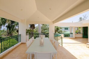 Outdoor dining - Beautiful Home - Rooftop - Private Jacuzzi - Rainforest & Beach ☀ (Luquillo)