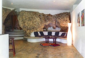 Interior detail - La Cueva Eco-Lodge (Las Galeras)