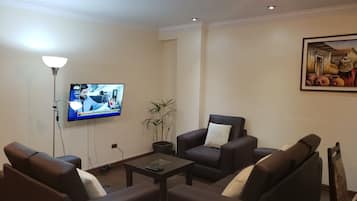 Apartment, 3 Bedrooms | Living room | 40-inch flat-screen TV with cable channels, TV
