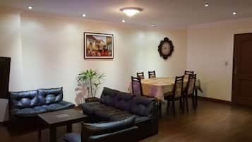 Apartemen, 3 kamar tidur | Area keluarga | Televisi layar datar 40-inci dengan saluran TV kabel dan TV