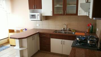 Apartment, 3 Bedrooms | Dapur peribadi | Peti sejuk/penyejuk beku saiz penuh, ketuhar gelombang mikro, dapur