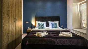 Habitación doble | Ropa de cama de alta calidad, escritorio, wifi gratis