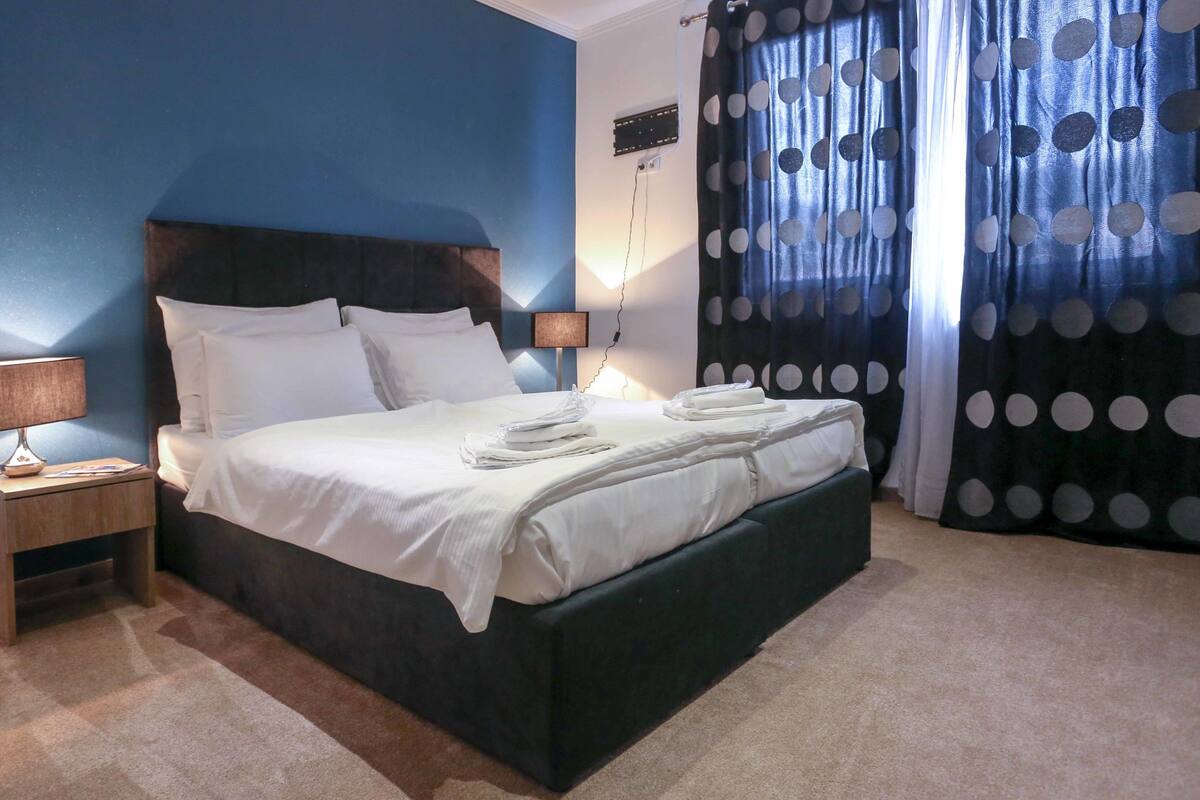 Comfort tweepersoonskamer | Luxe beddengoed, een bureau, gratis wifi