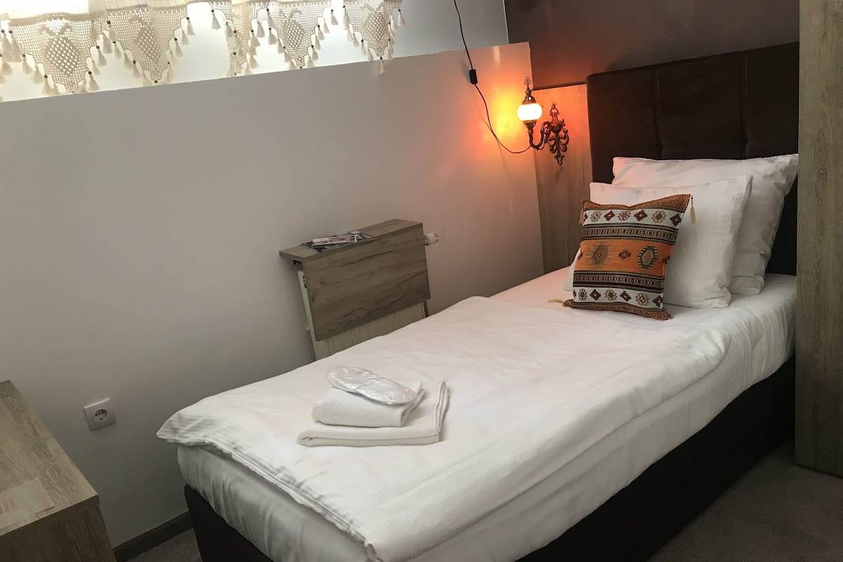 Single Room | Premium bedding, desk, WiFi (free)