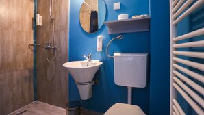 Double Room | Bathroom | Shower, free toiletries, towels - ESHE Garden House (Sarajevo)