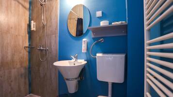 Habitación doble | Baño | Ducha, artículos de higiene personal gratuitos y toallas