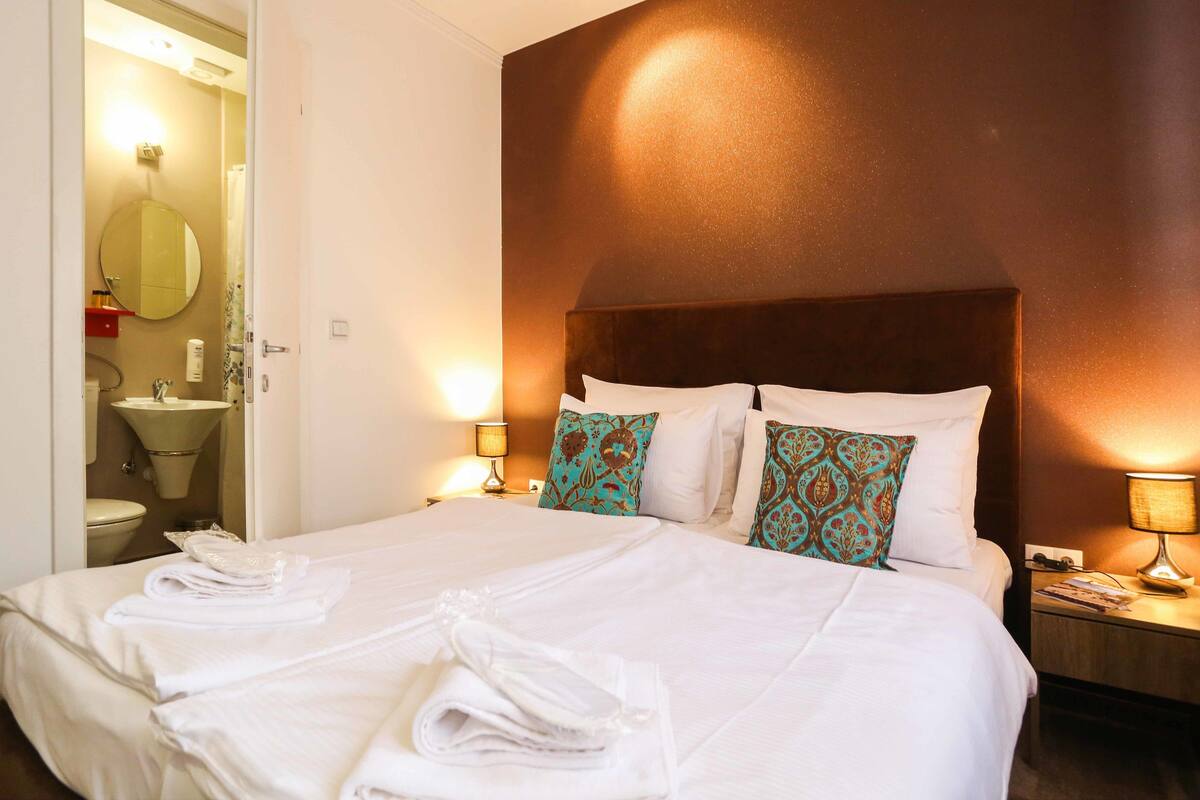 Double Room | Premium bedding, desk, WiFi (free)
