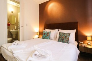 双人房 | 高档床上用品、办公桌、免费 WiFi