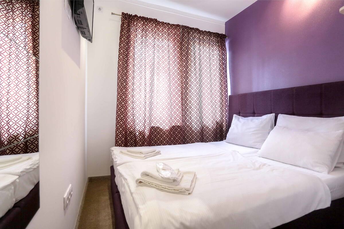 Eenvoudige tweepersoonskamer | Luxe beddengoed, een bureau, gratis wifi