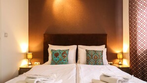 Double Room | Premium bedding, desk, WiFi (free) - ESHE Garden House (Sarajevo)