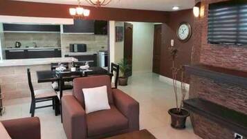 House, 3 Bedrooms | Ruang tamu | 40 inci televisyen skrin rata dengan kabel, TV