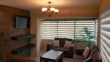 House, 3 Bedrooms | Ruang tamu | 40 inci televisyen skrin rata dengan kabel, TV
