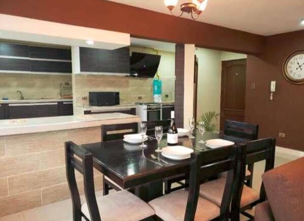 Ferienhaus, 3 Schlafzimmer | Essbereich im Zimmer