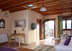 Superior-Doppelzimmer, Bergblick | Wohnbereich | Flachbildfernseher, Kamin