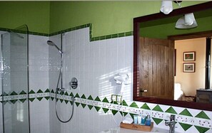 Superior-Doppelzimmer, Bergblick | Badezimmer | Kostenlose Toilettenartikel, Haartrockner, Hausschuhe, Handtücher