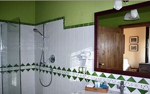 Chambre Double Supérieure, vue montagne | Salle de bain | Articles de toilette gratuits, sèche-cheveux, chaussons