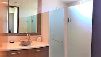 Condo familiar, 2 habitaciones | Baño | Tina y regadera independientes y tina de hidromasaje