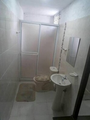 A bathroom with a shower, toilet, and sink. - Casa Turística Realismo Mágico (Aracataca)