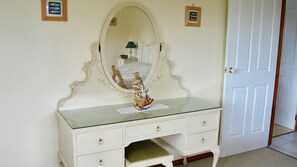 1 chambre, bureau, fer et planche à repasser, draps fournis