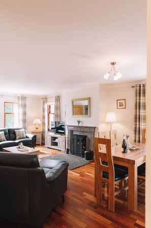 Smart TV, fireplace, offices - Inverskilavulin Estate - Maclean House  (Banavie, Fort William)