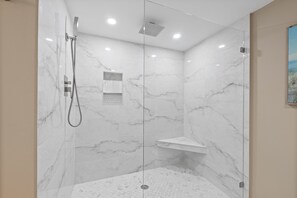 Combined shower/tub, hair dryer, towels