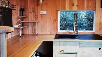 Coffee/tea maker, fridge, microwave, oven