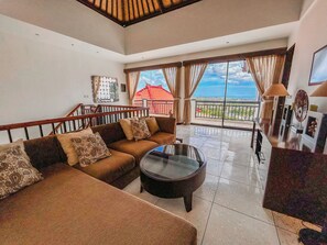 Smart-TV, DVD-Player, Bücher, Stereoanlage