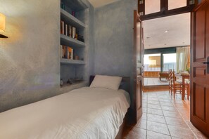 2 bedrooms, iron/ironing board - CASA PUIG ROM 45 Roses (Rosas / Roses)