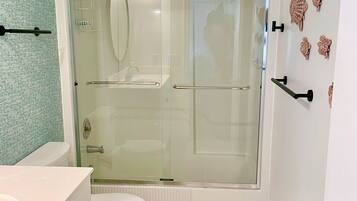 Combined shower/tub, hair dryer, towels